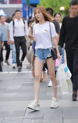 街拍這是熱褲比内褲短系列