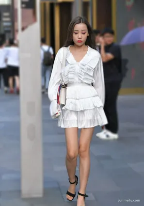 台灣街拍美女微風撩動裙擺，便勝人間美景無數