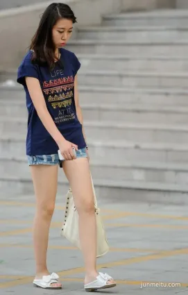 街拍超短牛仔熱褲美女的白嫩美腿