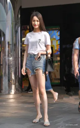 街拍第一站熱褲美腿氣質漂亮美眉