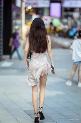 街拍吊帶裙長發小姐姐，人群中最特别的存在