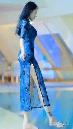 街拍少婦旗袍很好的展示出女性的優雅