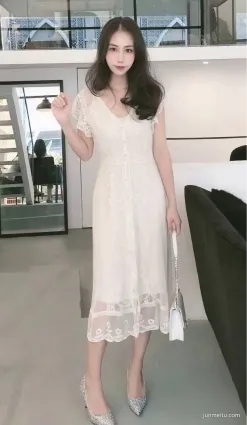 街拍美女閃光高跟鞋搭配白色連衣裙 出水芙蓉般的美麗