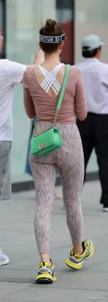 街拍遠看苗條，近看有料的瑜伽褲洋妞