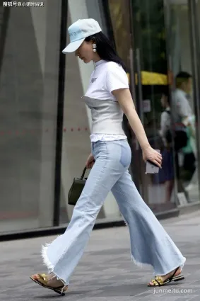 街拍闊腿牛仔褲性感美女，喇叭的設計上窄下寬，緊身超短忒顯撩人氣質