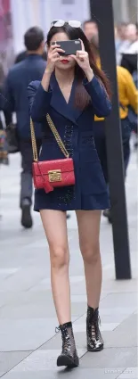 街拍美女風衣作為裙子來穿，看着特别的端莊和成熟