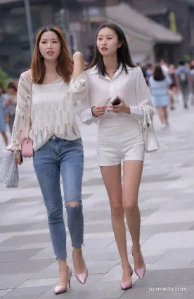街拍美眉夏日牛仔與熱褲的極品姐妹花