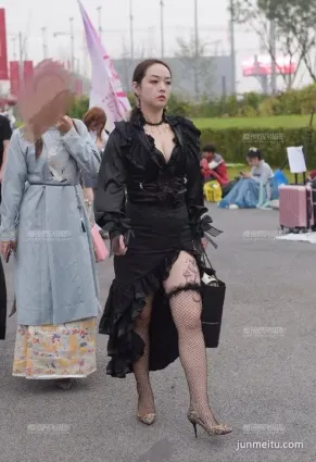 黑色魚尾裙搭配網襪？小姐姐是真敢穿，讓自己賺足眼球