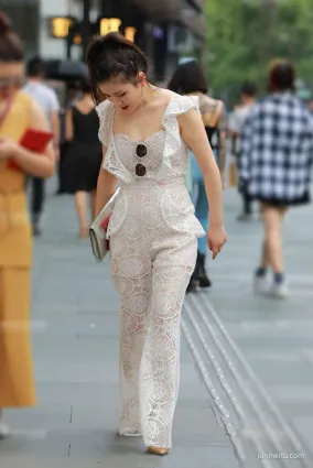 街拍白色蕾絲連體褲少婦，女人味十足