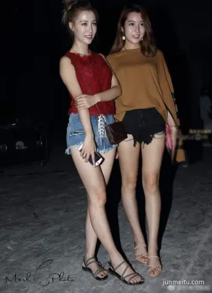 街拍夜市的一對大長腿姐妹花，怎麼取舍才好？