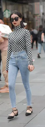 重慶街拍氣質女生還是偏愛緊身牛仔褲