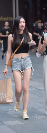 街拍美女把短褲穿出了新高度