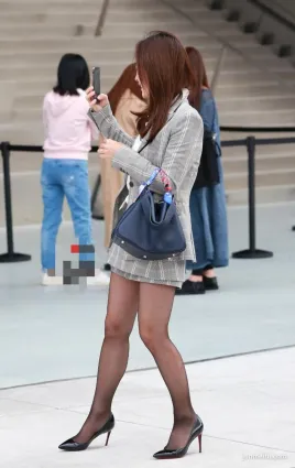 街拍西裝裙黑絲高跟美女，一舉一動都妩媚動人