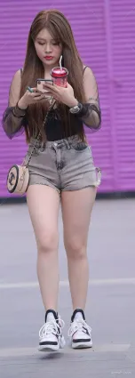 牛仔熱褲街拍 微胖型的美女才是極品