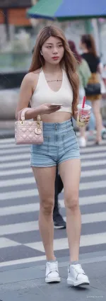 路人街拍妹子穿超短牛仔熱褲好緊身