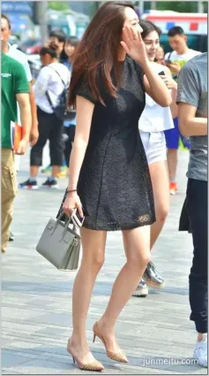 街拍中年美女走路害羞，緊繃的身材洋溢着青春的氣息
