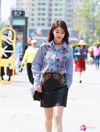 街拍圖1時尚少女，皮裙搭網襪，圖3美女厲害了，白裙配拖鞋