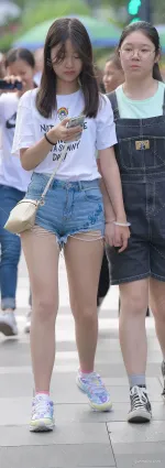 牛仔熱褲美女街拍 皮膚白嫩光滑十分迷人
