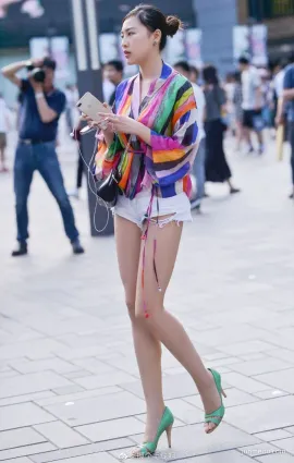 街拍小熱褲美女，這腿是真的長，穿上恨天高更高