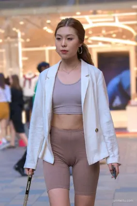 時尚街拍緊身短褲女人内褲下顯凹凸溝照