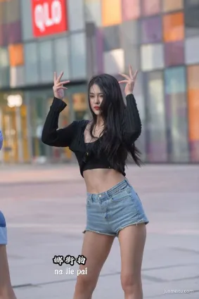 街拍熱褲車模小姐姐，身材火爆