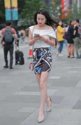 街拍黨丨穿着半身短裙的美腿美女