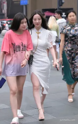 街拍美女這條裙子有點緊，好身材都勾勒出來了