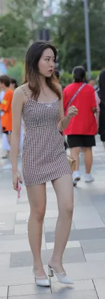 街拍吊帶裙美女身材玲珑很性感