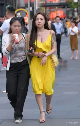 街拍花臂小姐姐穿低胸裝逛街，視線一下就被吸引住了