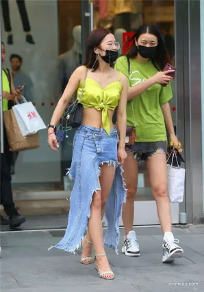 街拍美女綠色背心+牛仔半身裙，夏日清涼感十足