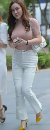街拍小姐姐白色牛仔褲 長着一張旺夫的臉