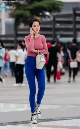 街拍精緻修身連衣裙女神，清爽舒适性感撩人，最能展現女性魅力