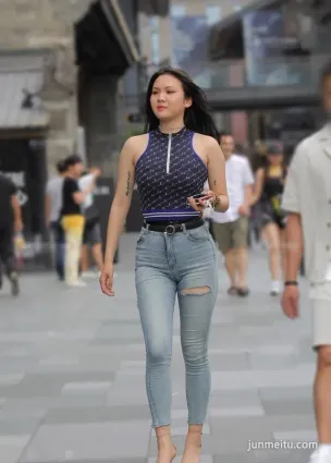 破洞牛仔褲街拍，休閑修身的裝扮風格，時尚又顯氣質