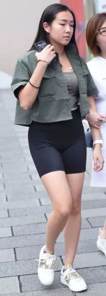街拍女運動員凸陰褲 不拼顔值照樣迷人