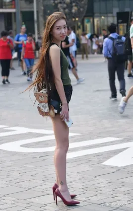 街拍超短褲玉足 精緻少女味道