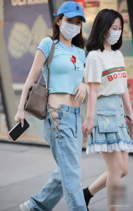 街拍小姐姐用鍊條栓褲子，也不怕掉下來