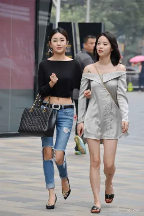 擺渡街拍姐妹花一起逛街，引起路人的贊美