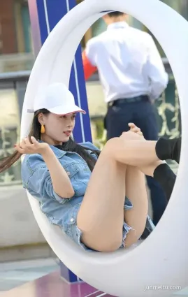 熱褲街拍長發小姐姐穿流蘇吊帶，“舞娘風”也很美