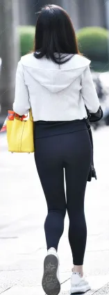 街拍黑色緊身褲的小姐姐 這樣的背影你們喜歡嗎