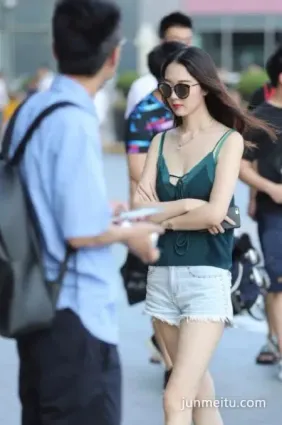 街拍女神就是女神，出門還自帶氣場，一步一街拍，每一幀都很美