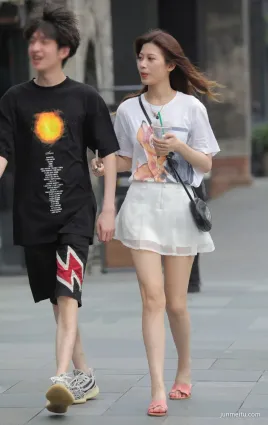 美腿街拍清新百褶裙粉嫩的高中女生