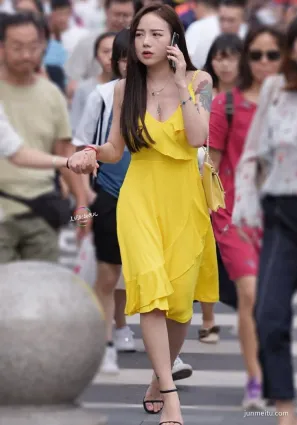 街拍低胸性感小美女，一身搭配引人注目