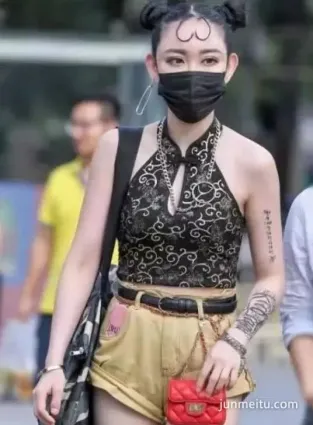 街拍街拍小姐姐的“心形劉海”火了，當看到她摘下口罩後，心動了