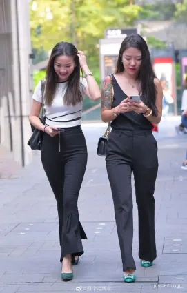 街拍穿褲子的女人也很有韻味