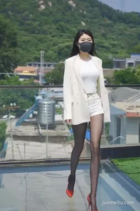 時尚街拍美女短褲黑絲配高跟鞋