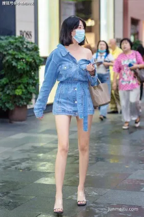 街拍襯衫裙穿出了斜肩的效果，以此來展示自己的身材，時尚性感俏美人