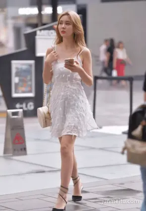 街拍 美女的回頭率就是高啊