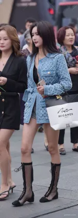 街拍性感熟女型的熱褲，搭配镂空長靴會多一些柔美感