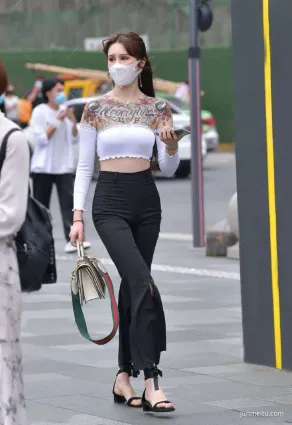 街拍美女一字肩短衫+開叉闊腿褲，夏季出行這樣穿最撩人