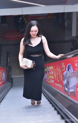 街拍微胖連衣裙小姐姐，一身黑色迷人眼